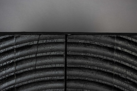 Komoda COILS spalone drewno spirala DUTCHBONE stalowe nogi czarna