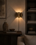 Kinkiet ścienny Corridor ANTIQUE od Dutchbone w nastrojowej aranżacji salonu z ciemnym drewnem