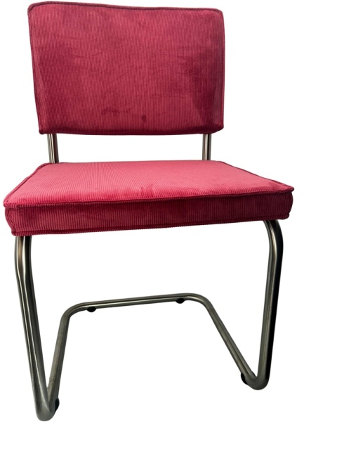 Krzesło Ridge Rib Brushed Zuiver malinowe na płozach widok pod kątem