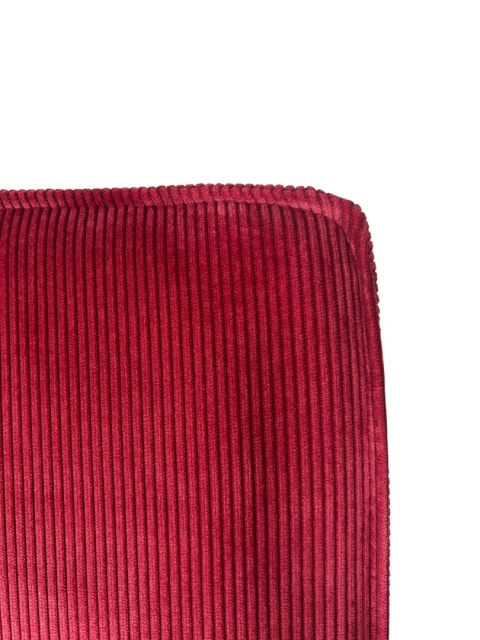 Zbliżenie na sztruksową tapicerkę krzesła Ridge Rib Brushed malinowego