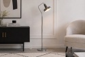 Lampa podłogowa ANSHIN White Label Living w jasnym wnętrzu z czarną komodą i kremowym fotelem – aranżacja