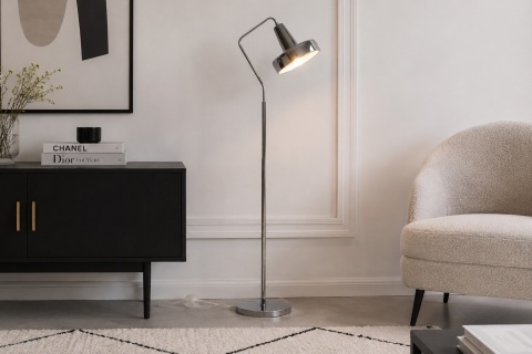 Lampa podłogowa ANSHIN White Label Living w jasnym wnętrzu z czarną komodą i kremowym fotelem – aranżacja