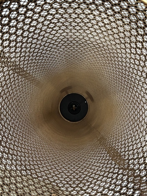 Lampa podłogowa na trójnogu ażurowy klosz metalowa pochodnia na nóżkach oświetlenie w stylu industrialnym do loftu