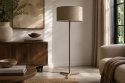 Lampa podłogowa SHELBY taupe Zuiver w jasnym wnętrzu modern organic z drewnianą konsolą i miękkim światłem dziennym