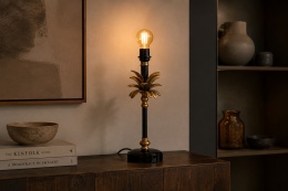 Lampa stołowa CRESTA Dutchbone bez klosza na drewnianej konsoli w nastrojowym wnętrzu vintage eclectic z dekoracyjną żarówką filamentową