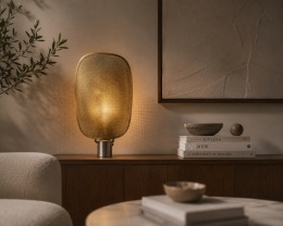 Lampa Mai M w aranżacji jako lampa na komodzie w salonie