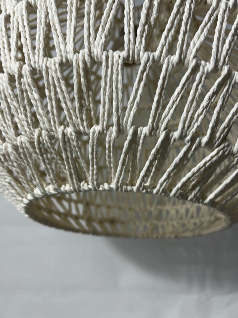 Nowoczesna lampa wisząca z papierowym kloszem dekoracyjny efekt świetlny skandynawski eko styl