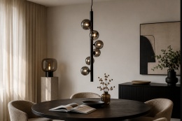 Lampa wisząca MONICA White Label Living z przydymionymi szklanymi kulami nad okrągłym ciemnym stołem w nowoczesnej jadalni