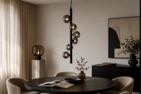 Lampa wisząca MONICA White Label Living z przydymionymi szklanymi kulami nad okrągłym ciemnym stołem w nowoczesnej jadalni