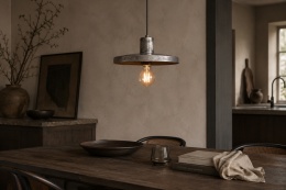 Metalowa lampa wisząca SKYE Zuiver nad drewnianym stołem w ciepłym wnętrzu modern loft z dekoracyjną żarówką filamentową