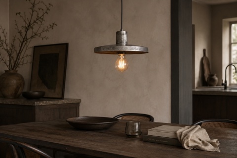 Metalowa lampa wisząca SKYE Zuiver nad drewnianym stołem w ciepłym wnętrzu modern loft z dekoracyjną żarówką filamentową