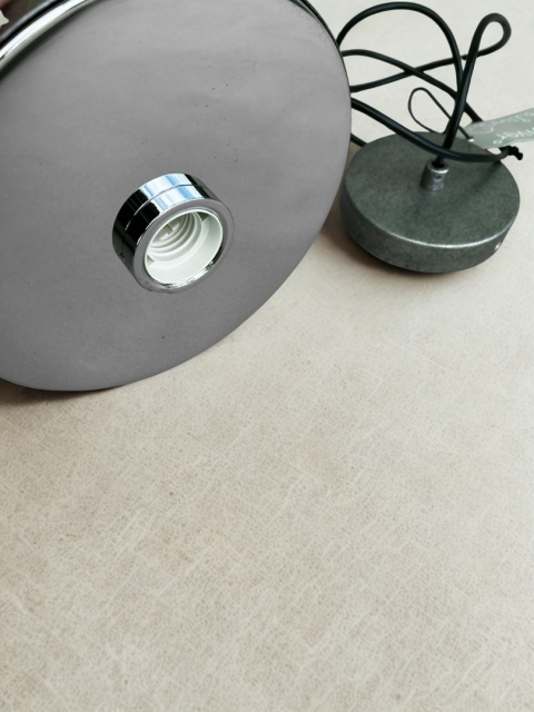 Lampa wisząca metalik szara z lustrem w skandynawskim stylu elegancka minimalistyczna