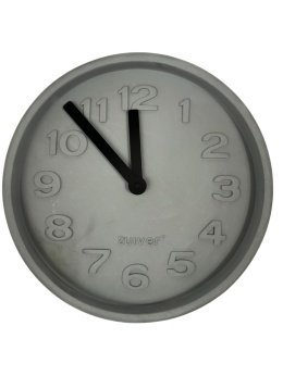 OUTLET Zegar ścienny z betonu szary cyfry z efektem 3D czarne wskazówki skandynawski styl