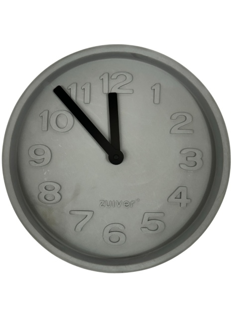 OUTLET Zegar ścienny z betonu szary cyfry z efektem 3D czarne wskazówki skandynawski styl
