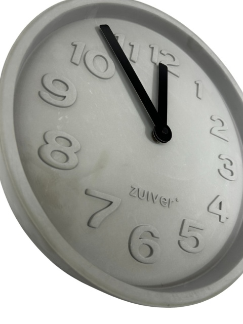 OUTLET Zegar ścienny z betonu szary cyfry z efektem 3D czarne wskazówki skandynawski styl