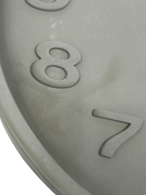 OUTLET Zegar ścienny z betonu szary cyfry z efektem 3D czarne wskazówki skandynawski styl