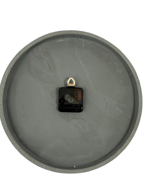 OUTLET Zegar ścienny z betonu szary cyfry z efektem 3D czarne wskazówki skandynawski styl