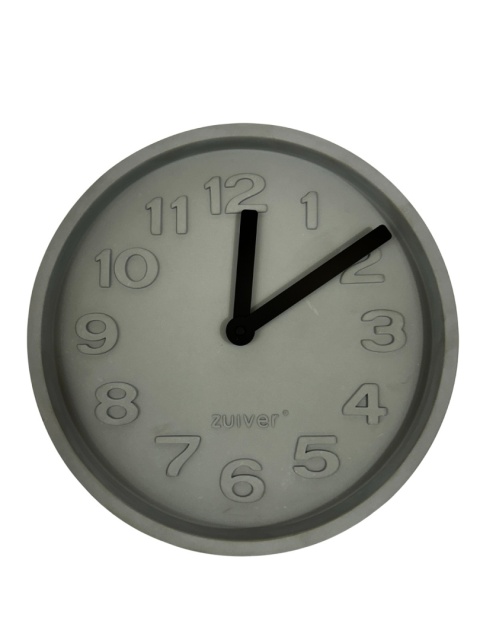 OUTLET Zegar ścienny z betonu szary cyfry z efektem 3D czarne wskazówki skandynawski styl
