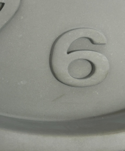 OUTLET Zegar ścienny z betonu szary cyfry z efektem 3D czarne wskazówki skandynawski styl