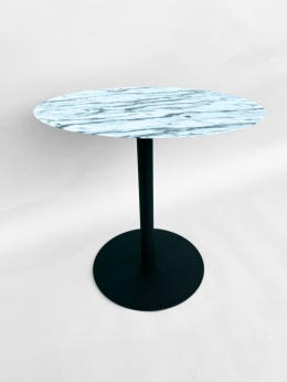 Owalny stolik kawowy na czarnej nodze metalowy z imitacją marmuru w stylu skandynawskim elegancki minimalizm