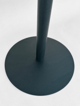 Owalny stolik kawowy na czarnej nodze metalowy z imitacją marmuru w stylu skandynawskim elegancki minimalizm