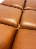 Zbliżenie przeszyć i struktury tapicerki pufy BAR Vintage Brown Dutchbone