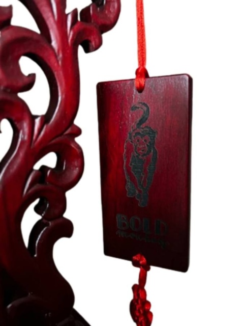 Drewniana zawieszka producenta z logiem Bold Monkey