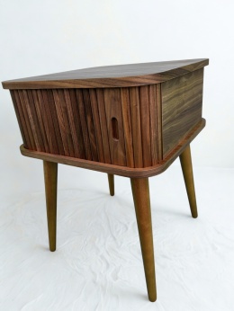 Stolik boczny pomocniczy na nóżkach w stylu skandynawskim brązowy orzech przesuwne drzwiczki