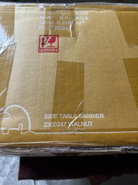 Stolik boczny pomocniczy na nóżkach w stylu skandynawskim brązowy orzech przesuwne drzwiczki