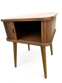 Stolik boczny pomocniczy na nóżkach w stylu skandynawskim brązowy orzech przesuwne drzwiczki