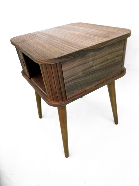 Stolik boczny pomocniczy na nóżkach w stylu skandynawskim brązowy orzech przesuwne drzwiczki