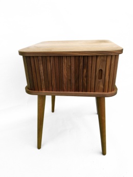 Stolik boczny pomocniczy na nóżkach w stylu skandynawskim brązowy orzech przesuwne drzwiczki