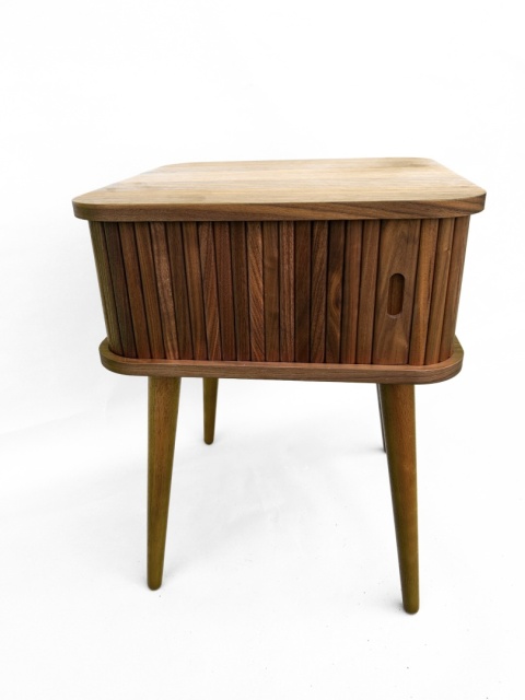 Stolik boczny pomocniczy na nóżkach w stylu skandynawskim brązowy orzech przesuwne drzwiczki