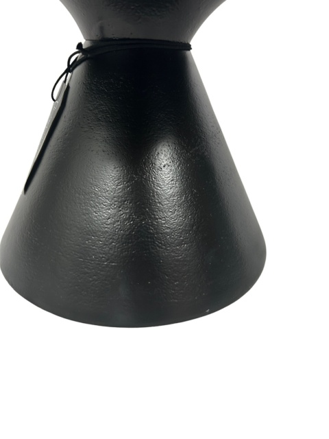 Stolik kawowy okrągły czarny metalowy z szeroką podstawą – nowoczesna elegancja do salonu w skandynawskim stylu