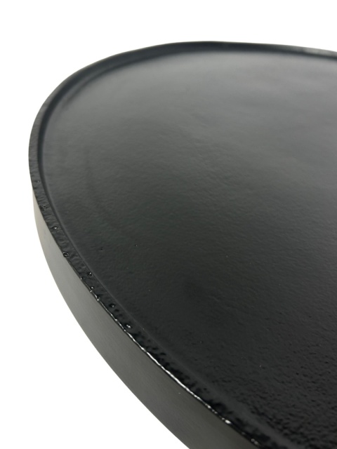 Stolik kawowy okrągły czarny metalowy z szeroką podstawą – nowoczesna elegancja do salonu w skandynawskim stylu