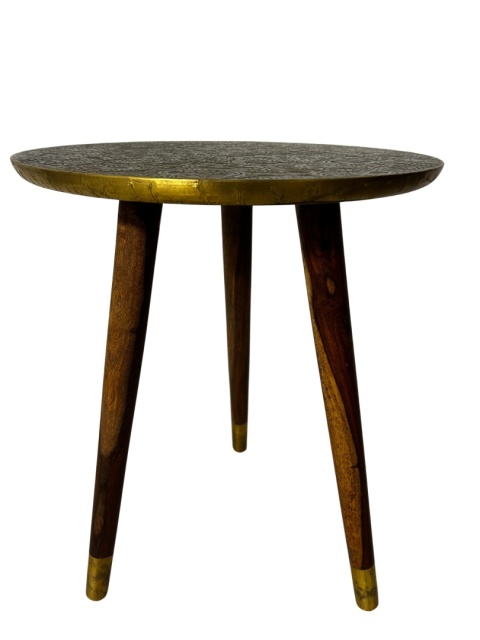 Elegancki stolik boczny z tłoczonym blatem z mosiądzu na drewnianych nóżkach sheesham styl etno boho