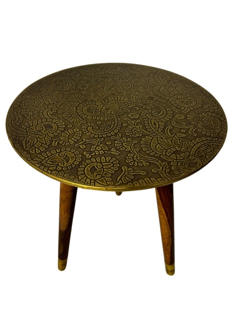 Elegancki stolik boczny z tłoczonym blatem z mosiądzu na drewnianych nóżkach sheesham styl etno boho