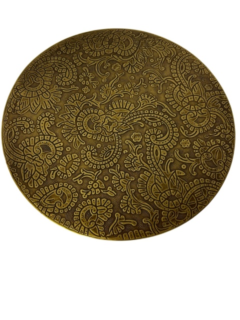 Elegancki stolik boczny z tłoczonym blatem z mosiądzu na drewnianych nóżkach sheesham styl etno boho