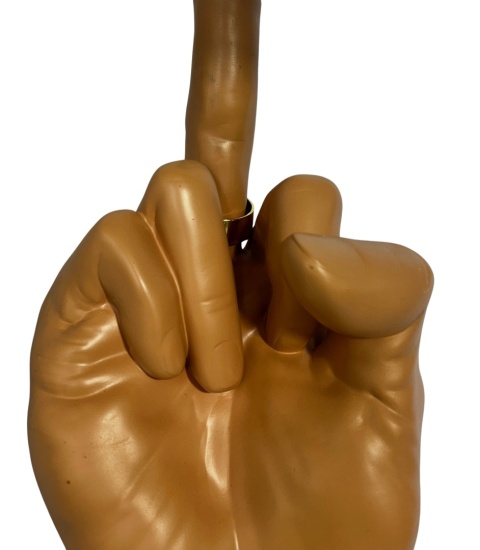 Stolik kawowy pomocniczy dłoń fuck tatuaże ze szklanym blatem nowoczesny kolekcjonerski artystyczny styl