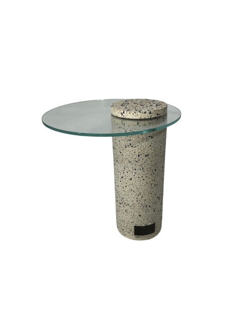 Stolik pomocniczy biały terrazzo z blatem szklanym – elegancki akcent do wnętrz w skandynawskim stylu