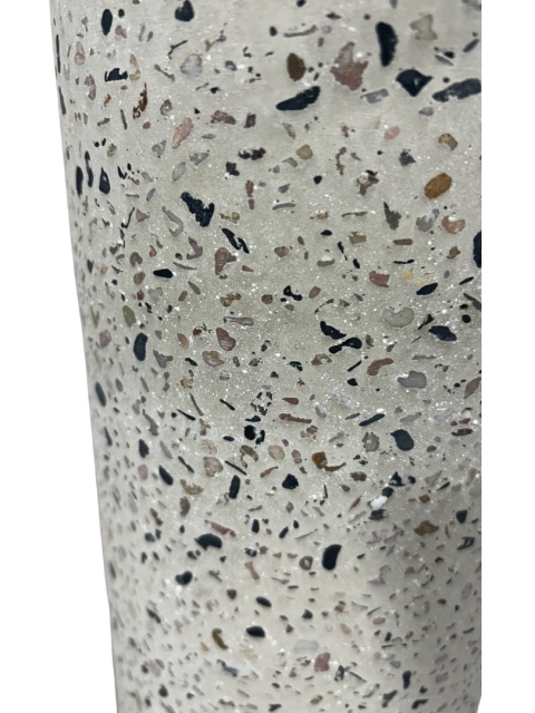 Stolik pomocniczy biały terrazzo z blatem szklanym – elegancki akcent do wnętrz w skandynawskim stylu