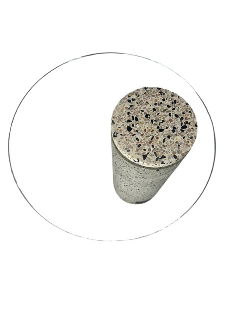 Stolik pomocniczy biały terrazzo z blatem szklanym – elegancki akcent do wnętrz w skandynawskim stylu