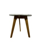 Elegancki stolik pomocniczy z marmurowym blatem i drewnianą ramą minimalizm skandynawski styl