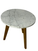 Elegancki stolik pomocniczy z marmurowym blatem i drewnianą ramą minimalizm skandynawski styl