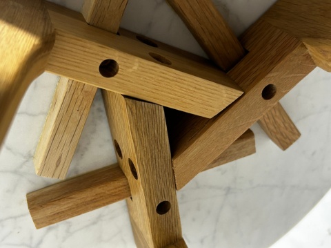 Elegancki stolik pomocniczy z marmurowym blatem i drewnianą ramą minimalizm skandynawski styl