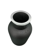 Outlet Wazon dekoracyjny czarny metalowy w stylu rustykalnym z polerowaną krawędzią