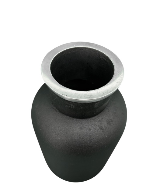 Outlet Wazon dekoracyjny czarny metalowy w stylu rustykalnym z polerowaną krawędzią