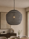 Lampa Meezan XL szara w arażacji nad stołem jadalnianym