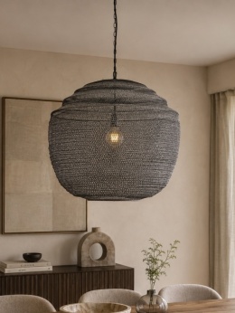 Lampa Meezan XL szara w arażacji nad stołem jadalnianym
