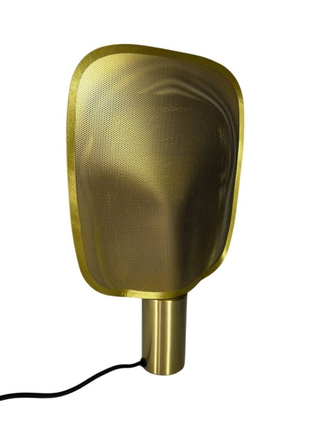 Lampka Mai S Brass – ujęcie pod kątem.